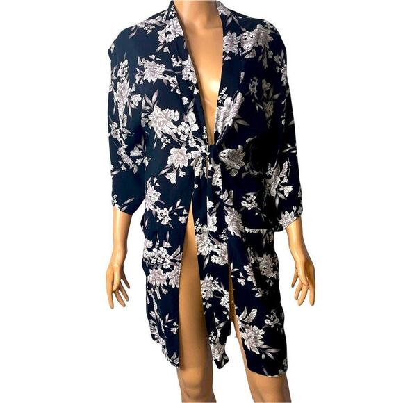 Spiritual Gangster robe Black WHite Floral Front Tie Kimono One Size lightweight - Picture 2 of 10